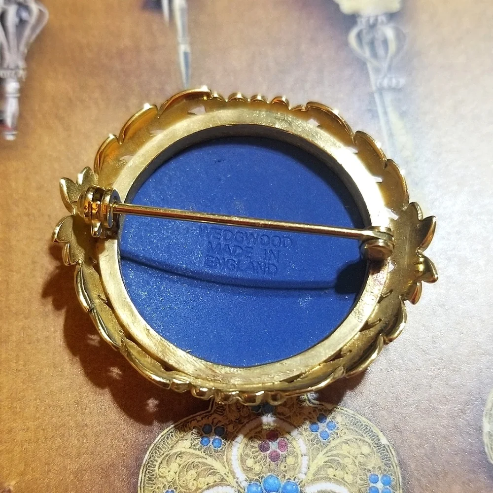 VTG Wedgewood Cameo Jasperware Gold Plated Brooch ~ Exquisite